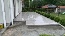 Pytanie o płytach gresowych na tarasie: zastosowanie, montaż i unikanie luźnych płytek