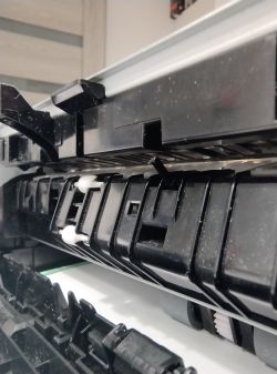 Brother DCP-525 zacięcie papieru - czy czujnik z tyłu ustawiony prawidłowo?