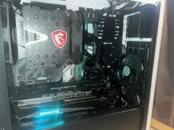 Wnętrze komputera z kartą graficzną Gigabyte RTX 3070 Ti i systemem chłodzenia MSI.