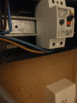 Czy na zdjęciach jest trójfazowy bezpiecznik? Przejście z 1x35A na 3x25A w Holandii