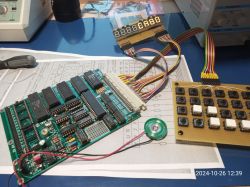 Zdjęcie retro komputera CA80 z podłączonym wyświetlaczem LED i klawiaturą.