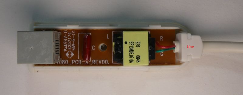 Płytka drukowana z elementami elektronicznymi, złączem i przewodami z oznaczeniami.