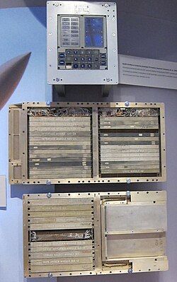 Komputer Apollo Guidance Computer z panelem sterującym i modułami elektronicznymi
