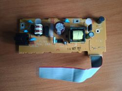 Płytka zasilacza RJB3735AA z taśmą do Panasonic SA-PM250 Moduł zasilający Panasonic SA-PM250 z widoczną taśmą połączeniową na drewnianym blacie.