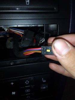 Audi A4 B5: Jakie kable zamienić, gdy radio nie zapamiętuje stacji?