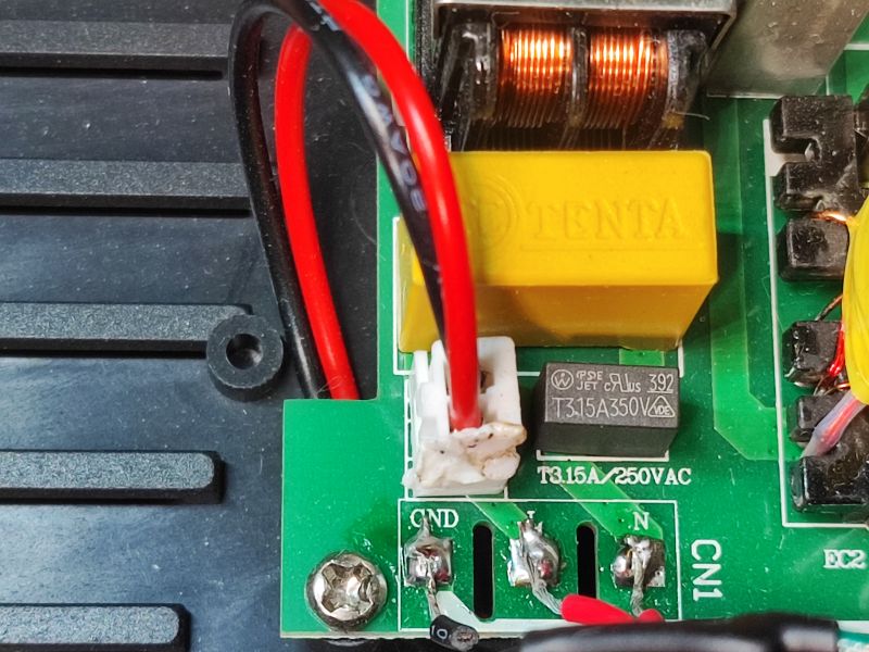 Zbliżenie na płytkę drukowaną z elementami elektronicznymi