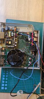 Wnętrze przerobionego zasilacza do Xboxa 360 Slim z widocznymi częściami elektronicznymi i okablowaniem.