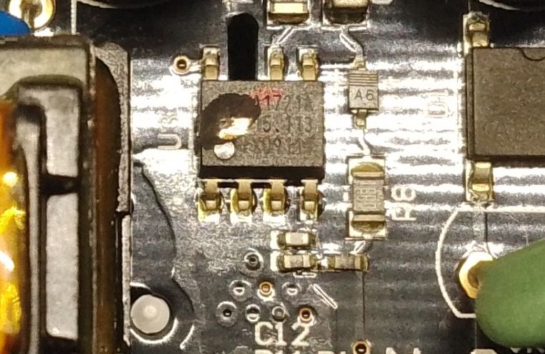 Układ scalony na płytce drukowanej oznaczony końcówką 1721A