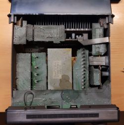 Wnętrze wzmacniacza Sony MHC-4700 z widokiem na płytki i komponenty elektroniczne.