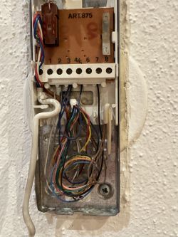 Innenansicht einer alten Elvox 875 Gegensprechanlage mit sichtbaren Kabeln und nummerierten Anschlüssen.