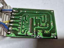 Zbliżenie na płytkę PCB z przylutowanymi kolorowymi przewodami