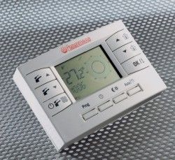 Sterownik pokojowy Immergas Comando Remoto Digitale z ekranem LCD i przyciskami.