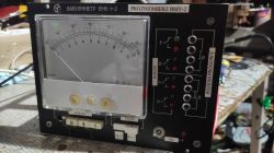 Próżniomierz BMY-2 z analogowym wskaźnikiem i oznaczeniami.