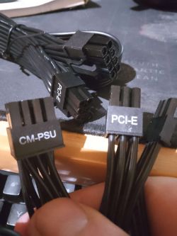Zdjęcie kabli zasilających PCI-E i CM-PSU do komputera.