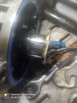 Zbliżenie na część mechaniczną z metalowym filtrem w cylindrycznej obudowie.