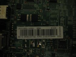 Zbliżenie na płytę PCB z etykietą i kodem kreskowym „LE37C650L1WXXH, BN94-03772Z”
