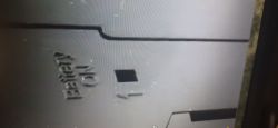 Zbliżenie na boczną ściankę sterownika PLC z oznaczeniem Battery ON.