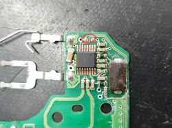 PILOT Megan S118589001E-Uszkodziła się obudowa pilota, i dwa te kondensatory pos