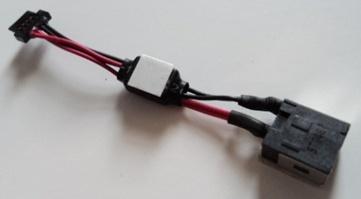 Czy ruszające się gniazdo ładowania w Acer Aspire One D255 podlega gwarancji?