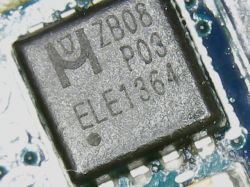 Zbliżenie na mosfet EMZB08P03V zamontowany na płytce drukowanej.
