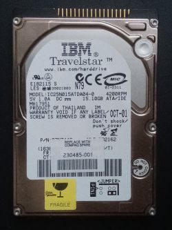 Dysk twardy IBM Travelstar 15,1GB z etykietą