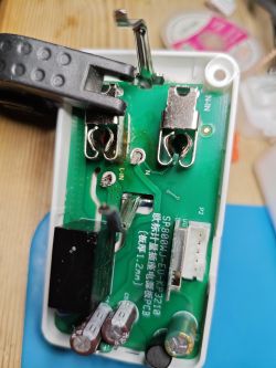 PCB of LoraTap SP800WJ-EU Smart Plug PCB of a smart WiFi plug with highlighted contacts