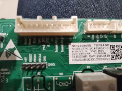 Zbliżenie płytki PCB z gniazdami i etykietą TOPBAND z numerem i modelem