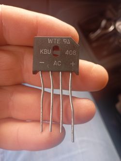 Mostek prostowniczy KBU 408 trzymany w dłoni