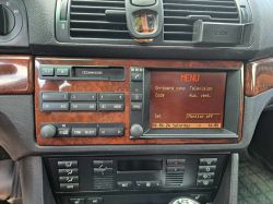 Panel z fabrycznym radiem samochodowym i ekranem menu