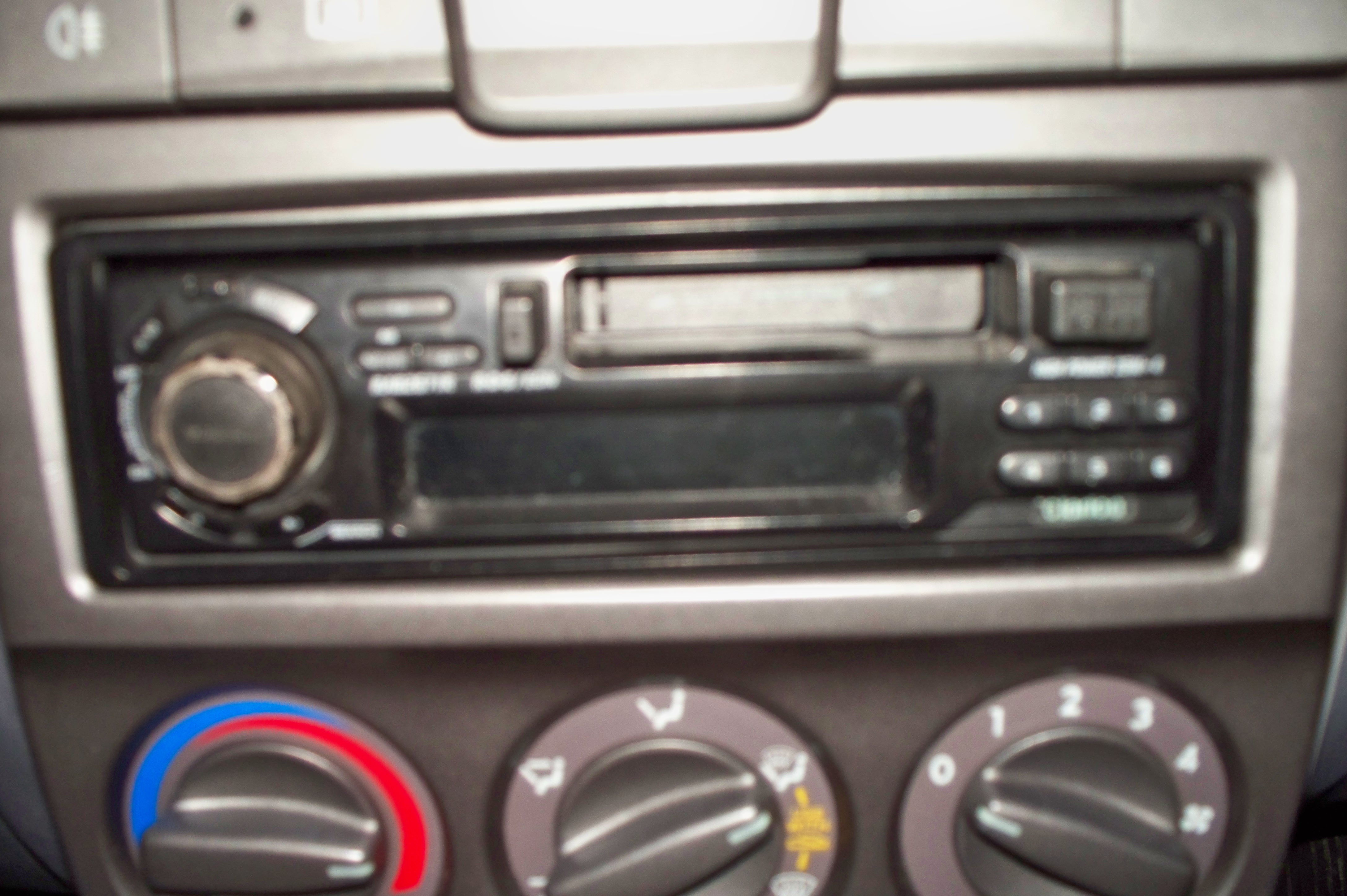 Radio fabryczne w Hyundai Accent 2001r. Jak je wyjac?