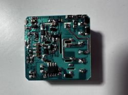 Sterownik elektroniczny z komponentami na zielonej płytce drukowanej