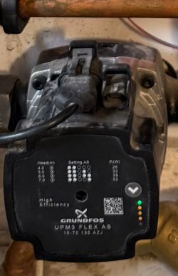 Pompa cyrkulacyjna Grundfos UPM3 FLEX AS z widocznymi ustawieniami i wskaźnikami efektywności.