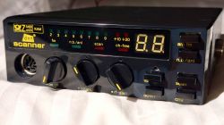 Przedni panel radia DNT Scanner z wyświetlaczem i przyciskami.