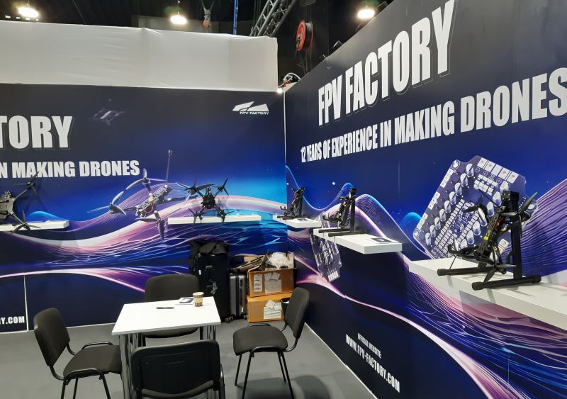 Stoisko z dronami na targach elektroniki.