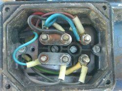 Widok tabliczki zaciskowej silnika elektrycznego z niewłaściwą konfiguracją zworki.