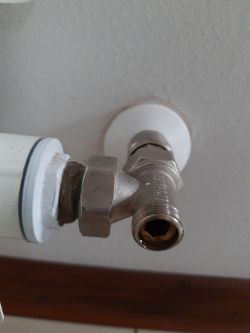 Jak wyregulować zawór powrotny? Problem z kapiącą wodą.