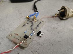 Zbliżenie na prototyp układu z triakiem i rezystorami na płytce PCB