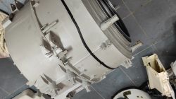 Zespół piorący pralki ze źle wykonaną naprawą i uszczelką na kleju