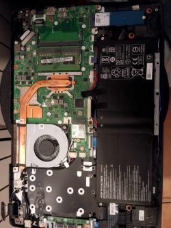 Widok wewnętrznej części laptopa Acer Aspire 5 a515-52g z widoczną płytą główną i komponentami.