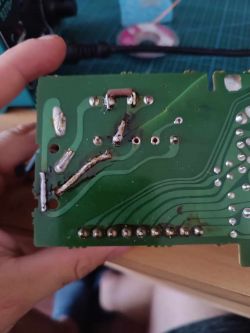 Spód płytki drukowanej z naprawionymi ścieżkami w magnetowidzie Funai V-3EE.