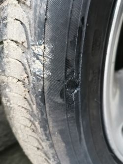 Możliwość jazdy na uszkodzonej oponie - opinie i zdjęcia uszkodzenia