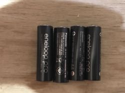 Tania i lekka wkrętarka na uniwersalne bity zasilana bateriami AA