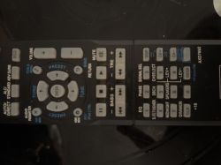 Pilot do amplitunera Pioneer z widocznymi przyciskami BASS i TREBLE.