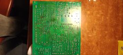 Zielony spód płytki PCB z licznymi punktami lutowniczymi i ścieżkami przewodzącymi