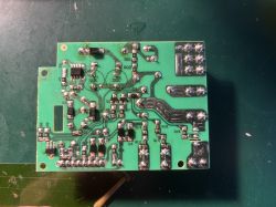Zbliżenie na dolną stronę zielonej płytki PCB z elementami elektronicznymi