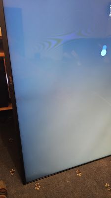 Telewizor z ciemną plamą na dole ekranu.