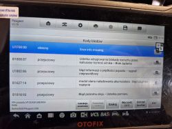 Wyświetlacz diagnostyczny Peugeot z kodami błędów.
