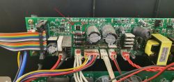 Płyta PCB z zaznaczonym bezpiecznikiem 30A, otoczona podzespołami elektronicznymi