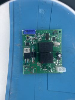 Widok z góry na płytkę elektroniczną z komponentami.