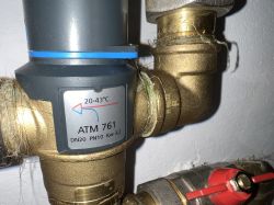 Zawór ATM 761 z zakresem temperatury 20–43°C i oznaczeniem przepływu.